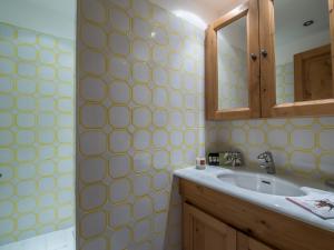 ein Badezimmer mit Waschbecken und Spiegel in der Unterkunft Superbe Duplex 100m² au cœur de Courchevel 1850, à 50m des pistes, 3 chambres, tout confort - FR-1-575-146 in Courchevel + 6 Fotos