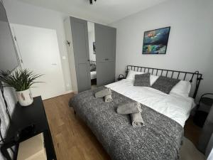 1 dormitorio con 1 cama con 2 toallas en Stone Hill SPA by Clima Apartment, en Szklarska Poręba