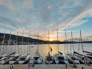 um grupo de barcos ancorados numa marina ao pôr-do-sol em The Manessi City Boutique Hotel em Poros