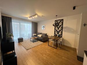Stone Hill SPA by Clima Apartment في شكلارسكا بوريبا: غرفة معيشة مع أريكة وطاولة