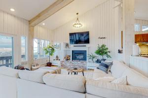 un soggiorno con divano bianco e camino di Amazing View Retreat Home a Campton