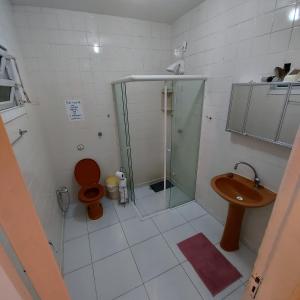 y baño con ducha, aseo y lavamanos. en Eco Isla GuestHouse, en Florianópolis