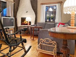 ein Wohnzimmer mit einem Tisch und einem Kamin in der Unterkunft Holiday home VITTBOLANDET 