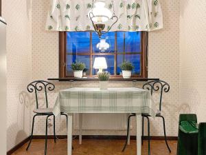 mesa de comedor con 2 sillas y ventana en Holiday home VITTBOLANDET, 