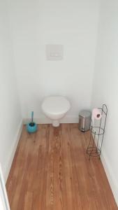 A bathroom at Gîte équipé 1 à 8 personnes modulable lire hôte