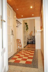um corredor com um piso xadrez numa casa em Incantevole Appartamento De Angeli em Milão