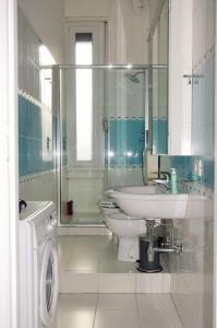 uma casa de banho com um lavatório e uma máquina de lavar roupa em Incantevole Appartamento De Angeli em Milão