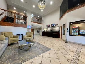 um lobby de um hospital com uma sala de espera em Best Western Plus Executive Hotel & Suites em Sulphur