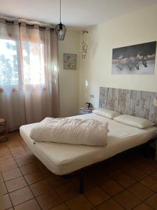 1 dormitorio con 1 cama grande con sábanas blancas en Cases Roses, en Escaló