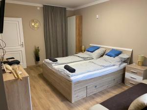 Posteľ alebo postele v izbe v ubytovaní Mediterran Apartman with Pool + 13 fotografií
