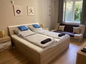 Posteľ alebo postele v izbe v ubytovaní Mediterran Apartman with Pool