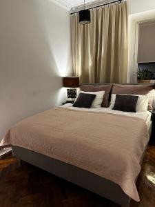 Un dormitorio con una cama grande con dos almohadas. en Orlicz 32 Apartments, en Zamość