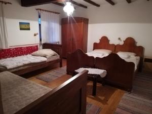 sala de estar con 2 camas y sofá en Jegenyés Birtok Vendégház, en Zsombó
