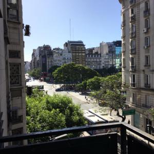 - Balcón con vistas a la ciudad en Cómodo departamento con balcón en Microcentro en Buenos Aires