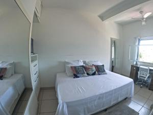 En eller flere senge i et værelse på Apartamento no Centro de Cabo Frio