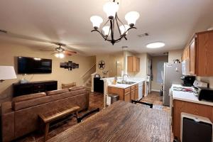 eine Küche und ein Wohnzimmer mit einem Sofa und einem Tisch in der Unterkunft Cozy 3-bed Garden Home - 10 mins to UT Stadium and Downtown Austin in Austin