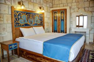 a bedroom with a large bed in a room at Cappadocia Sweet Cave Hotel in Nevsehir
