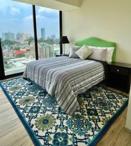 1 dormitorio con cama y ventana grande en DEPARTAMENTO ,PISCINA INMEJORABLE UBICACION A64b en Guadalajara
