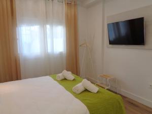 1 dormitorio con 1 cama con 2 toallas en Villa MyRuedo, en Fuengirola