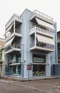 un edificio con balcones al lado de una calle en Alexandros Apartments, en Mesolongi