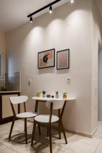 una mesa y sillas en una habitación con cocina en Alexandros Apartments, en Mesolongi