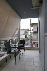- Balcón con sillas y mesa en un edificio en Alexandros Apartments, en Mesolongi