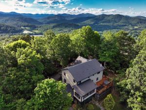 - une vue aérienne sur une maison dans les bois dans l'établissement Spacious Luxury Mountaintop Estate, Views, Hot Tub, Game Room, à Mills River
