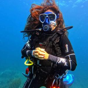 譚岡加的住宿－Taganga Dive Inn，穿着潜水服和防毒面具的女人