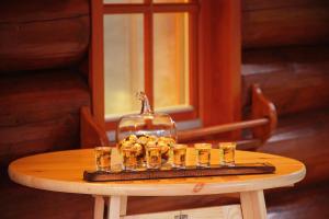 un groupe de verres sur une table avec une bouteille dans l'établissement Mia Bella luxury chalet in Slovenske Konjice, à Slovenske Konjice