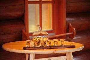 un grupo de vasos sobre una mesa con una botella en Mia Bella luxury chalet in Slovenske Konjice, en Slovenske Konjice