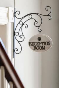 uma placa que lê a sala de recepção pendurada numa porta em The Watson Boutique Bed and Breakfast em Thompson
