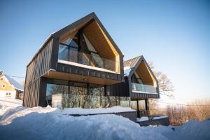 杜什尼基-兹德鲁伊Campo Resort的冬天的房子,周围积雪