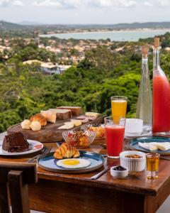 un tavolo con prodotti per la colazione e bevande di O HOTEL a Búzios