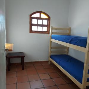 Camera con 2 letti a castello e finestra di Casa no Guaraú - Peruíbe a Peruíbe