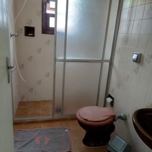 A bathroom at Casa no Guaraú - Peruíbe