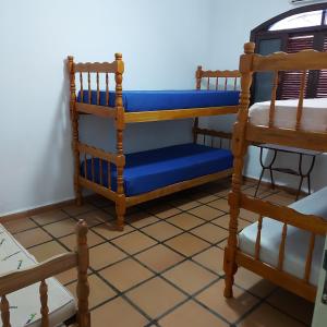 a pair of bunk beds in a room at Casa no Guaraú - Peruíbe in Peruíbe