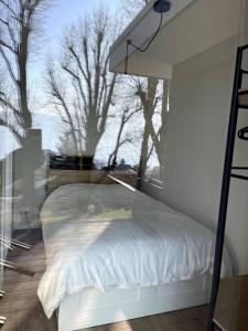 reflejo de una cama en una ventana en Le cocon du lac, en Veyrier-du-Lac