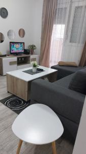 sala de estar con sofá y mesa en Bili 2, en Paraćin