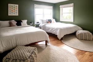 - 2 lits dans une chambre aux murs verts dans l'établissement Spacious Luxury Mountaintop Estate, Views, Hot Tub, Game Room, à Mills River