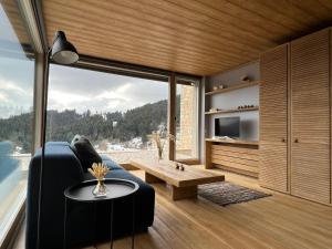 uma sala de estar com um sofá e uma mesa em Escapade Luxury Residences em Karpenision
