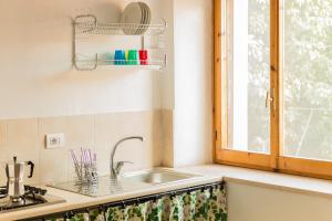 a kitchen with a sink and a window at Appartamento Lilla dei Buoni e Cattivi in Cagliari