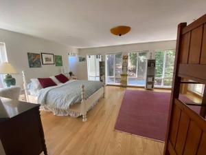 ein Schlafzimmer mit einem großen Bett und einem großen Fenster in der Unterkunft Stunning Guest House Nestled within the Redwoods in Corte Madera