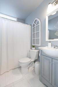 biała łazienka z toaletą i umywalką w obiekcie The Royal Bay Getaway w mieście Victoria
