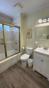 uma casa de banho com um WC, um lavatório e um chuveiro em Buena Vista by the Sea em Qualicum Beach