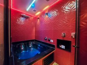 a bathroom with a blue sink and red walls at Adrenalina Motel Itaquera - Arena Corinthians in São Paulo