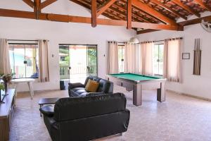 ein Wohnzimmer mit einem Billardtisch in der Unterkunft Chacara com churrasq, piscina e lazer - Socorro SP in Socorro