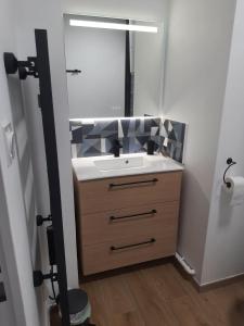 a bathroom with a sink and a mirror at Le panoramique - Parking, Tram A, Netflix in Cenon