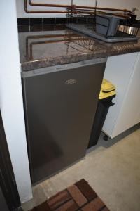 eine Spülmaschine unter einer Theke in einer Küche in der Unterkunft Langbeentjie Inn Two Point O in Kapstadt