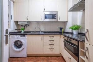 Kuchyňa alebo kuchynka v ubytovaní Apartamento a 5min de la playa de Ondarreta + 2 fotografie