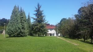una casa en medio de un campo con árboles en Hotel Radmilovac, en Belgrado